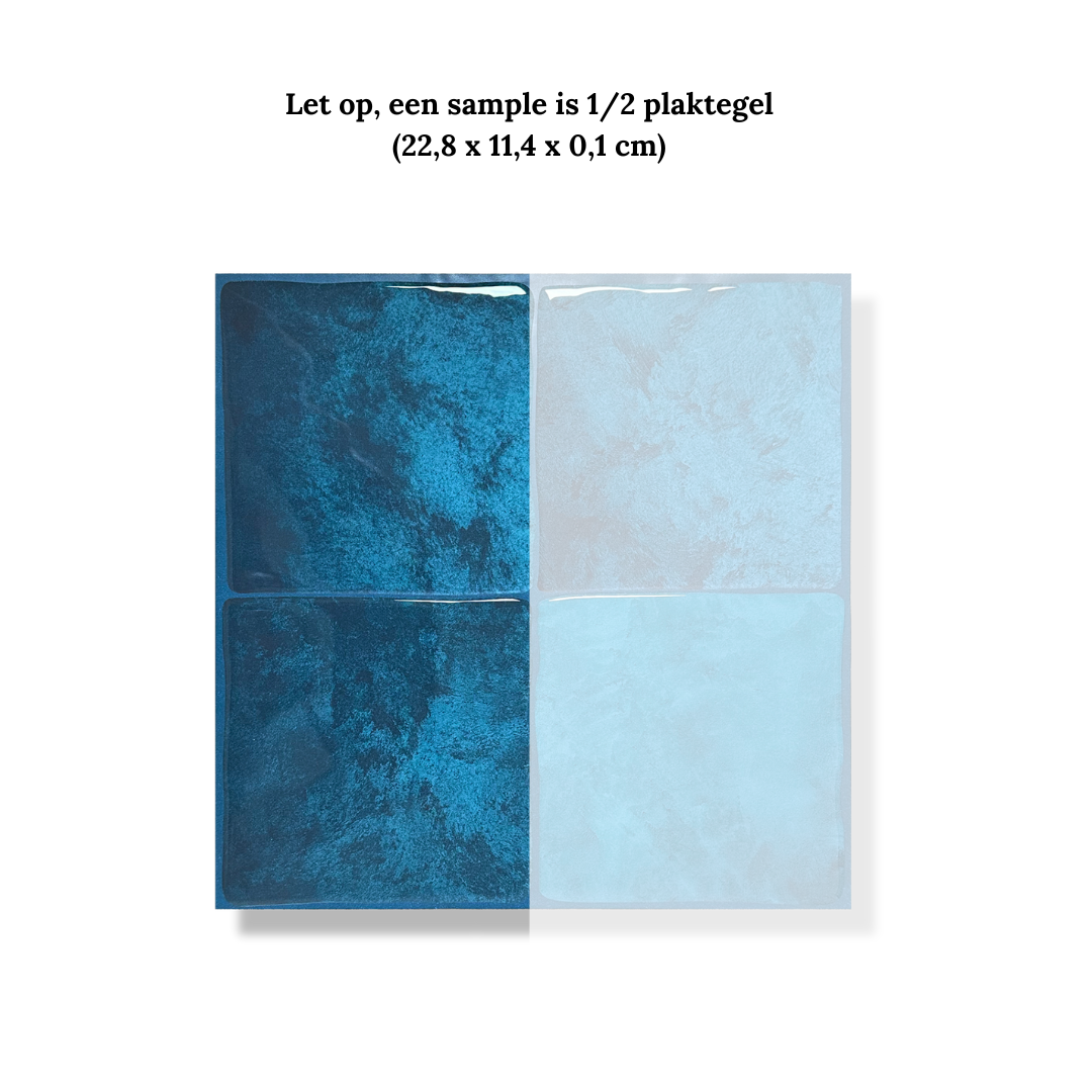 Tiefblaue quadratische Klebefliese 1 mm