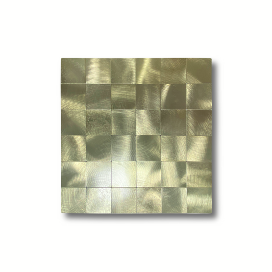 Geborsteld goud vierkant mozaïek plategels zelfklevende tegels op witte achtergrond