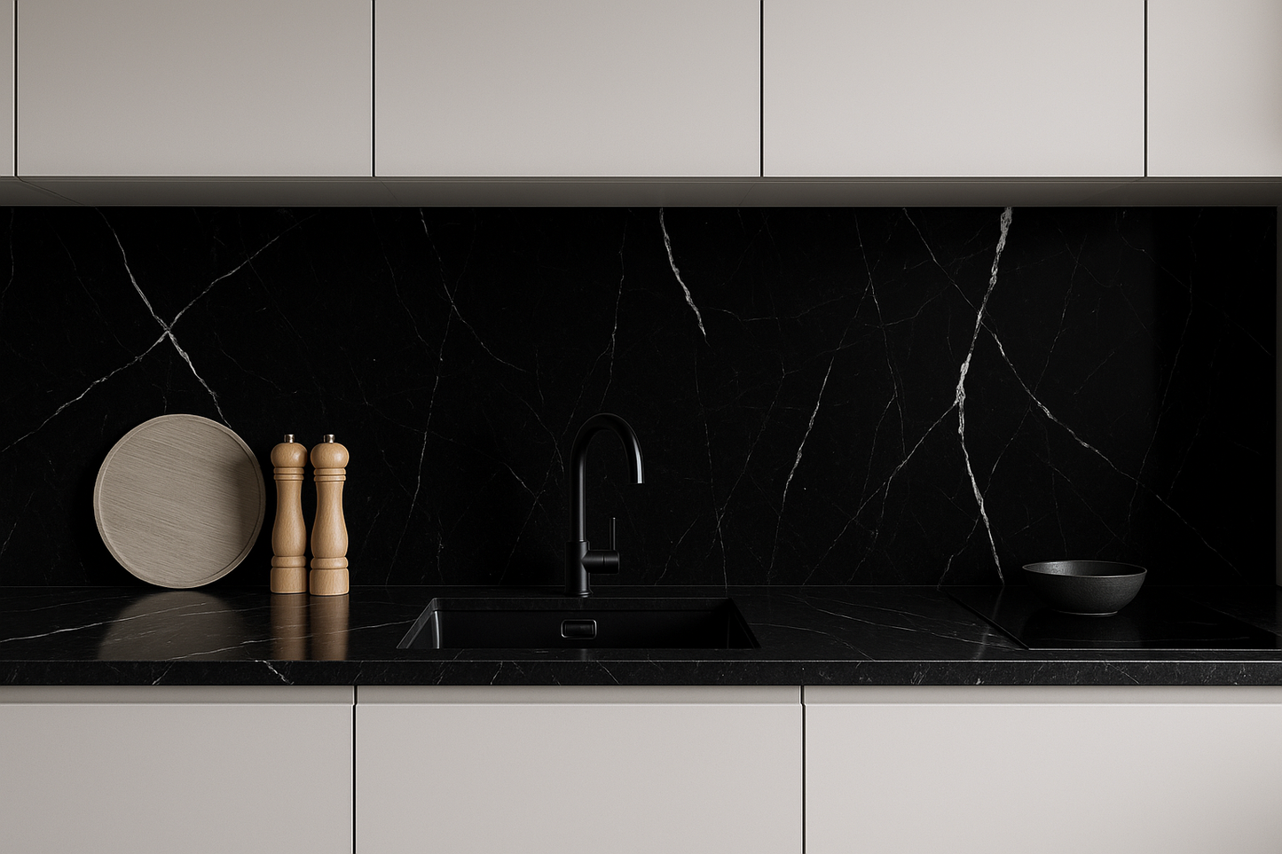 Zwarte marmerlook wandpanelen als achterwand keuken bij 123plaktegels.nl