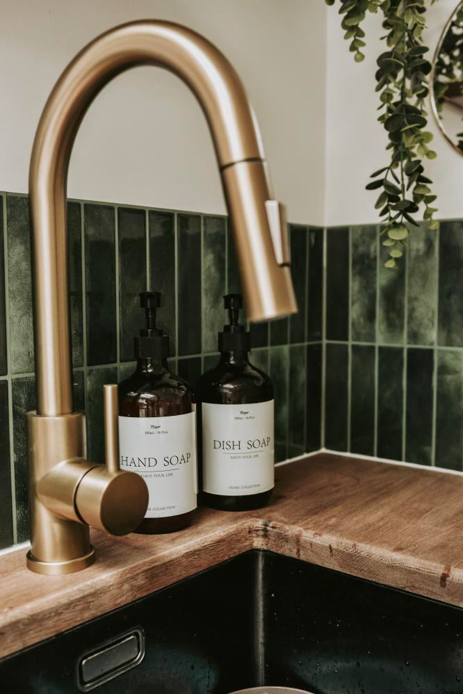 Groene plaktegels zelfklevende tegels in tinyhouse als achterwand keuken 2