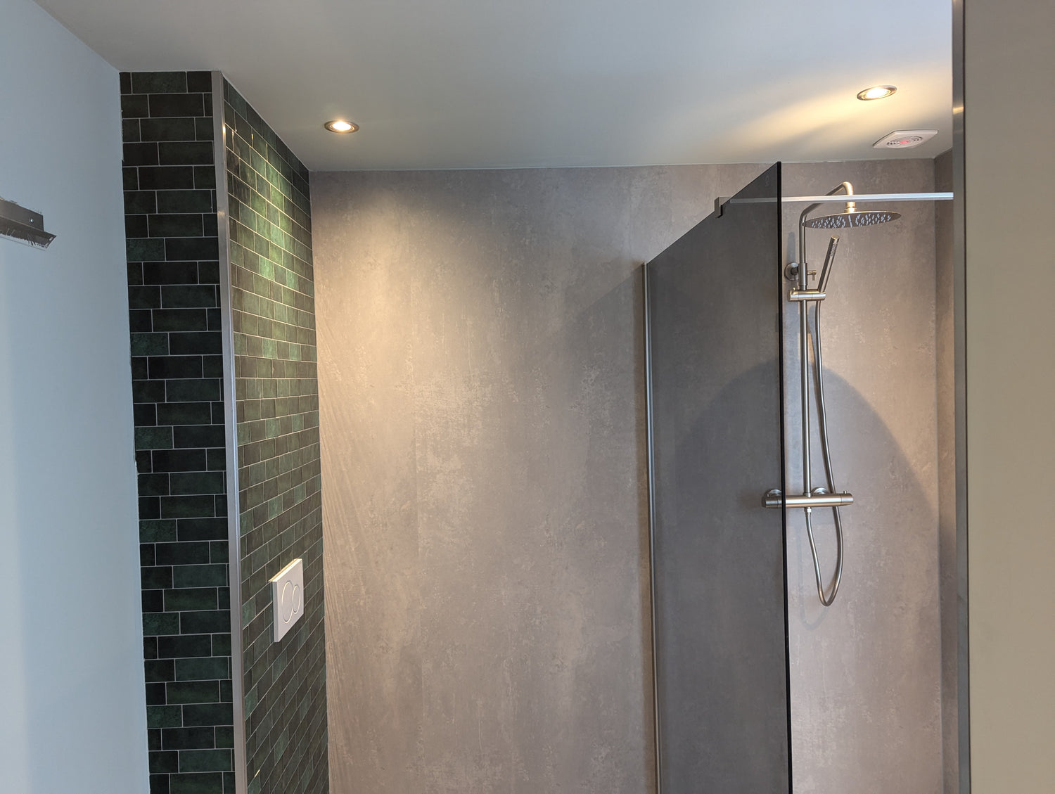 Groene plaktegels van 123plaktegelsnl in een moderne badkamer