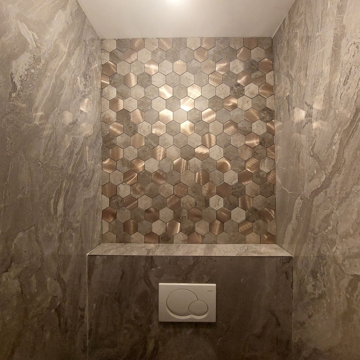 Bruin gouden mozaïek plaktegels zelfklevend tegels op de wand in een toilet 