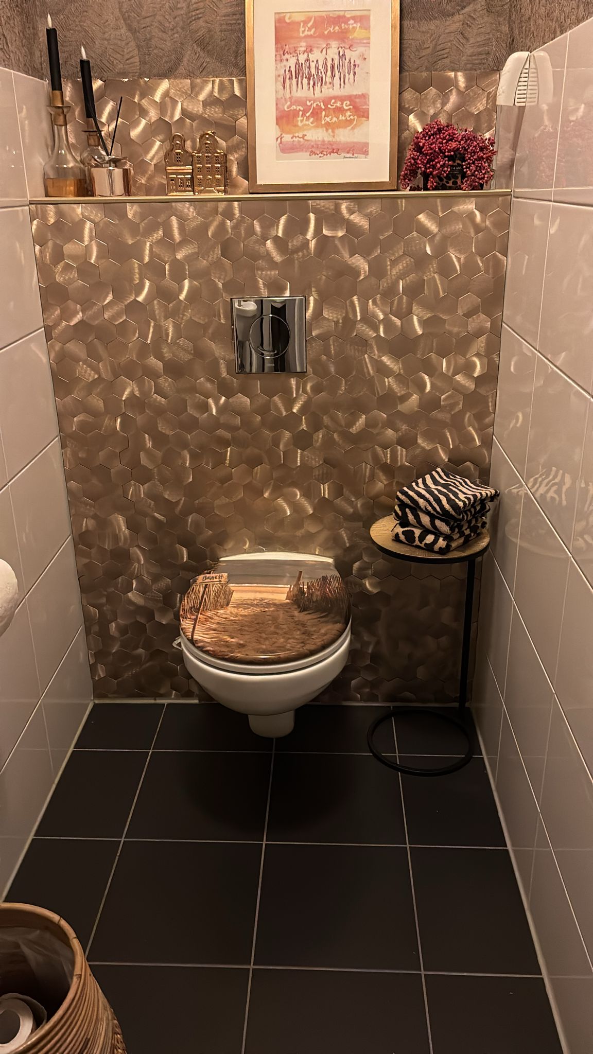 Mozaïek plaktegels goeborsteld goud hexagon van 123plaktegels.nl op een wand in een toilet