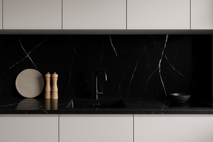 Zwarte marmerlook wandpanelen als achterwand keuken bij 123plaktegels.nl