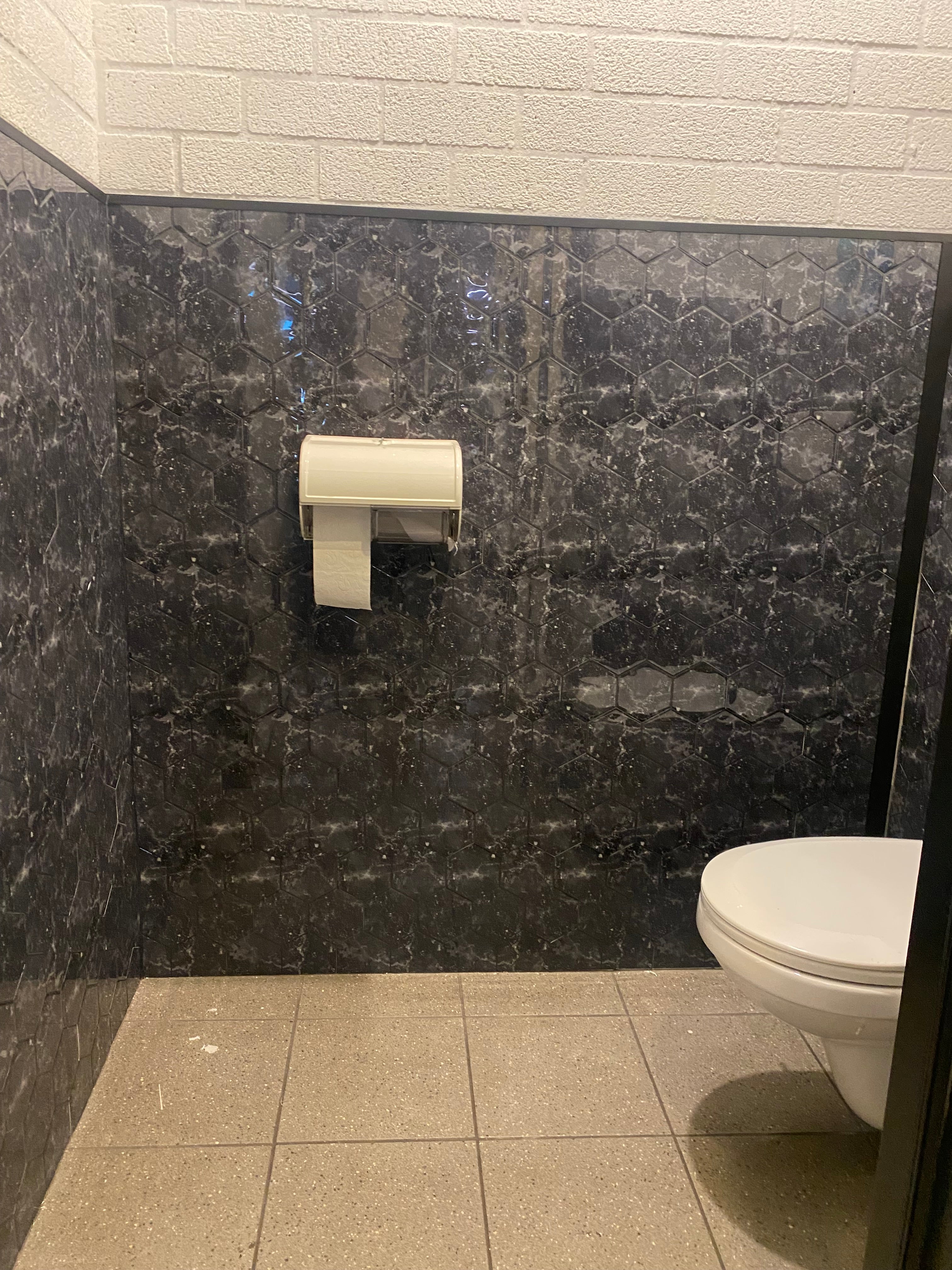 Zwarte marmerlook plaktegels als wandbekleding bij mangohout online