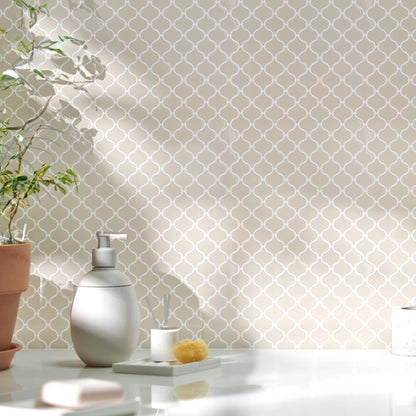 Beige plaktegels in een badkamer