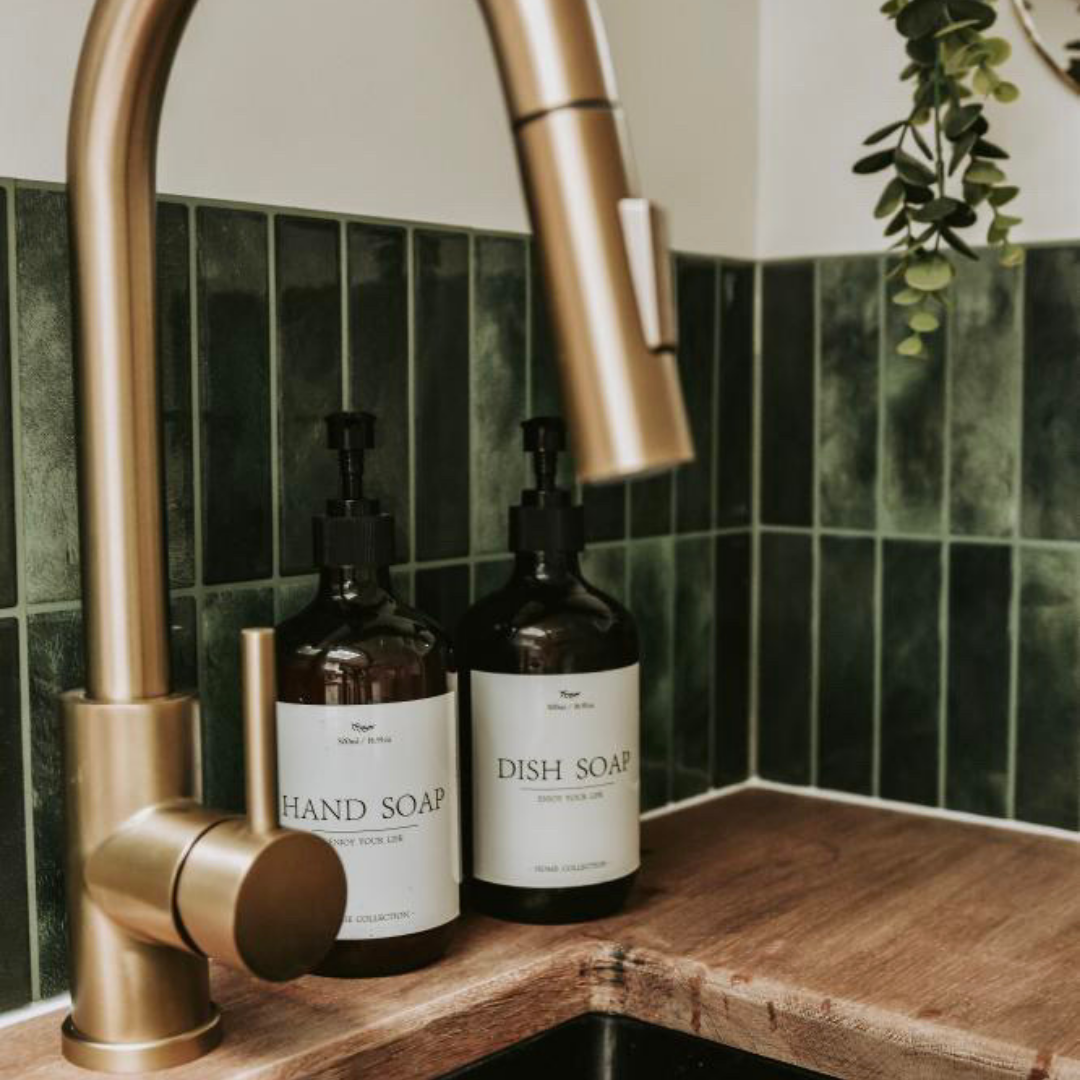 Groene plaktegels zelfklevende tegels in tinyhouse als achterwand keuken