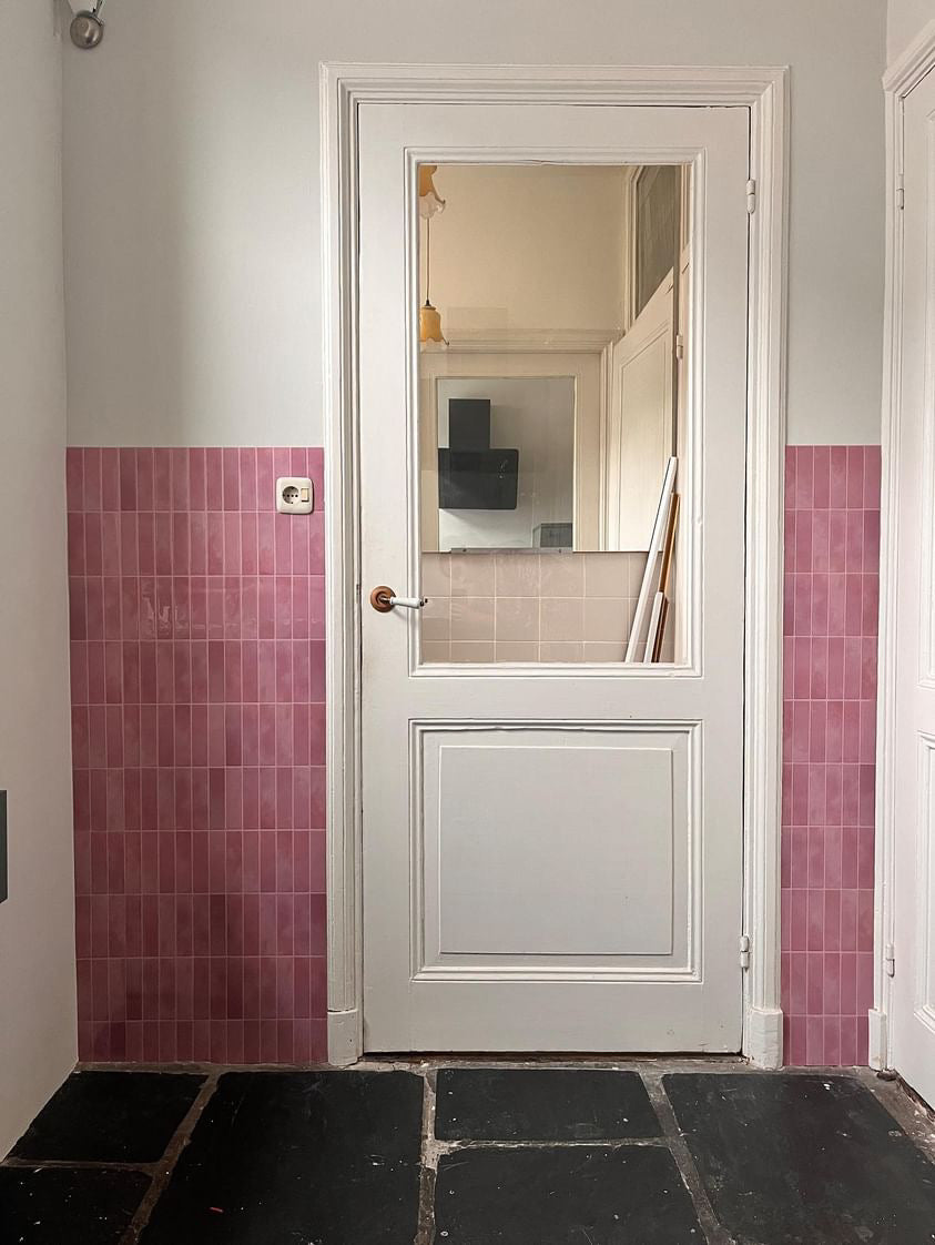 Roze plaktegels zelfklevende tegels op een wand in de woonkamer